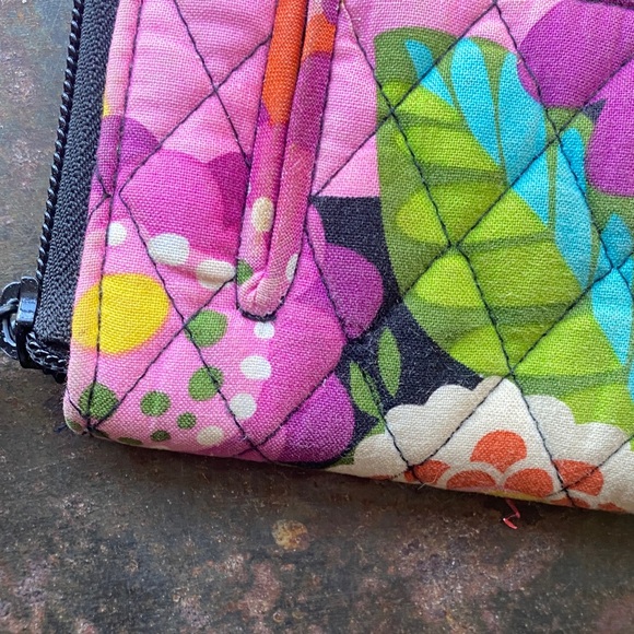 Vera Bradley Va Va Bloom Pattern (Retired) Zip-Around Quilted Wallet/Wristlet - Picture 12 of 16
